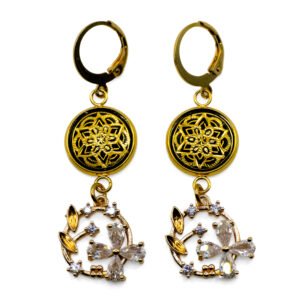 Pendientes dorados con diseño floral