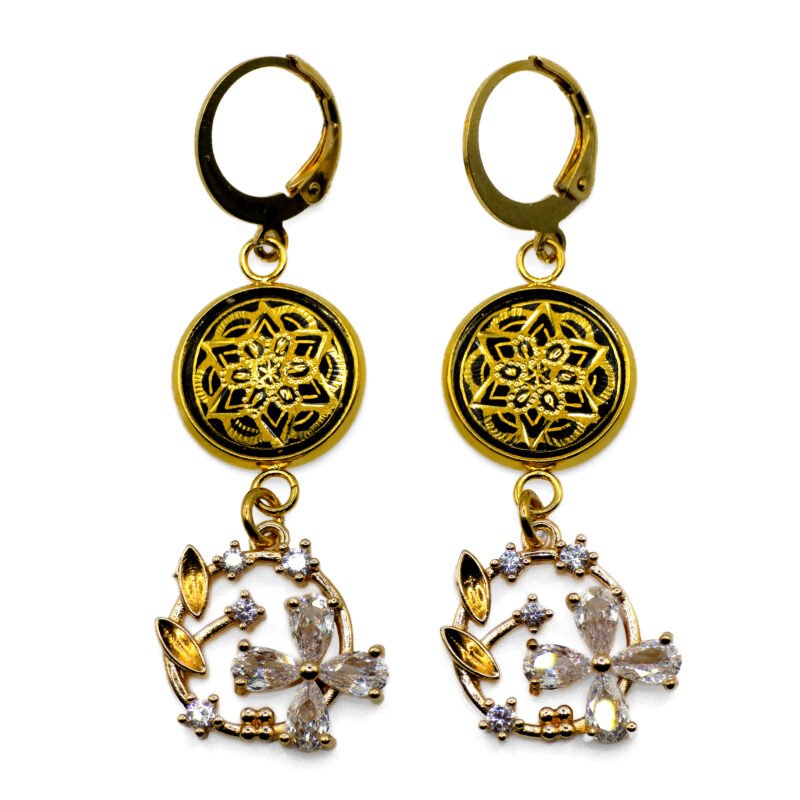 Pendientes dorados con diseño floral