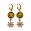 Pendientes dorados con diseño floral
