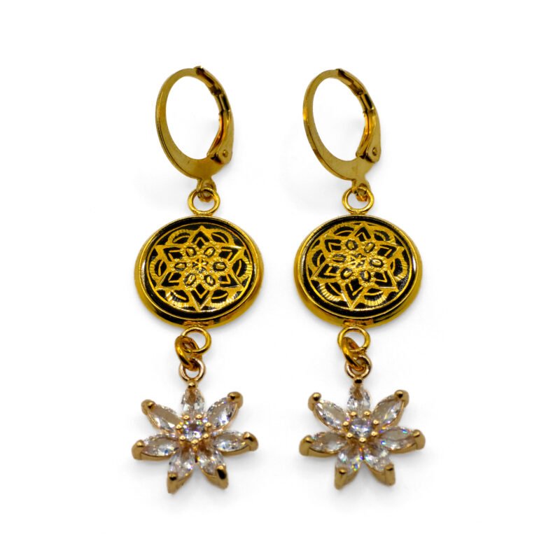 Pendientes dorados con diseño floral